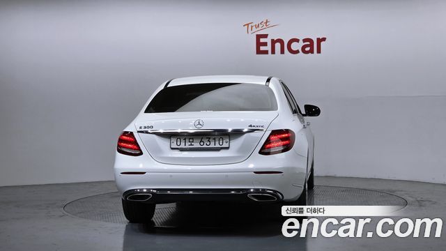 Mercedes-Benz E-Class E300 4MATIC Exclusive