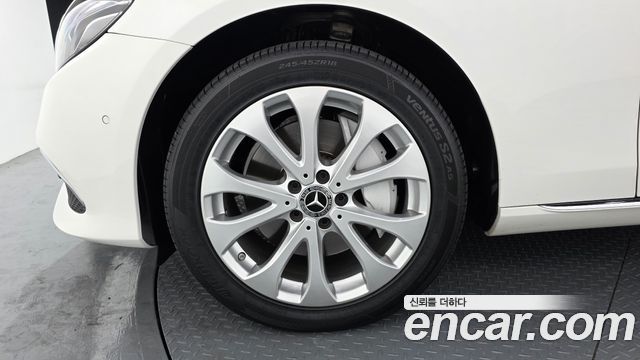 Mercedes-Benz E-Class E300 4MATIC Exclusive