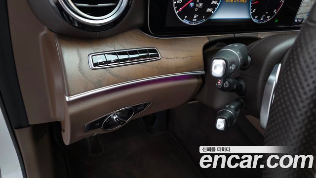 Mercedes-Benz E-Class E300 4MATIC Exclusive