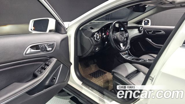 Mercedes-Benz GLA-Class GLA220 Premium