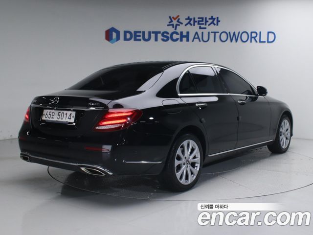 Mercedes-Benz E-Class E300 4MATIC Exclusive Standard