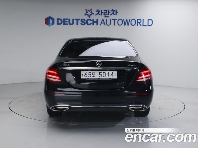Mercedes-Benz E-Class E300 4MATIC Exclusive Standard