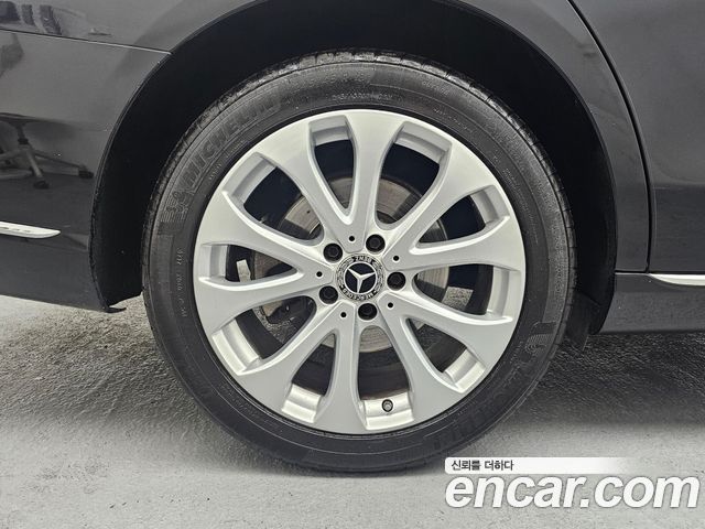 Mercedes-Benz E-Class E300 4MATIC Exclusive Standard