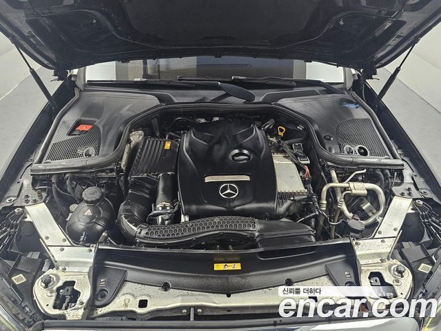 Mercedes-Benz E-Class E300 4MATIC Exclusive Standard