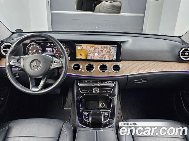Mercedes-Benz E-Class E300 4MATIC Exclusive Standard