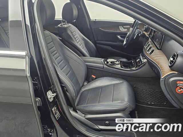 Mercedes-Benz E-Class E300 4MATIC Exclusive Standard