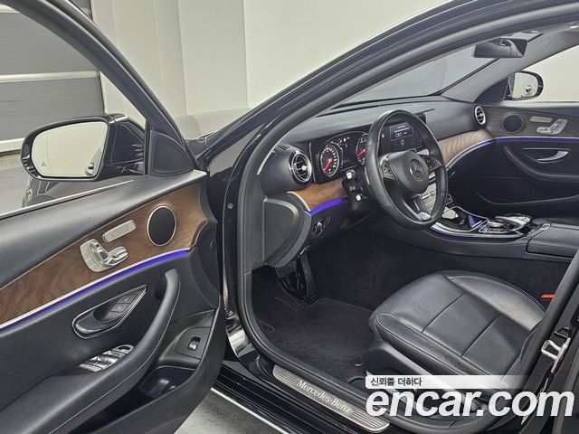 Mercedes-Benz E-Class E300 4MATIC Exclusive Standard