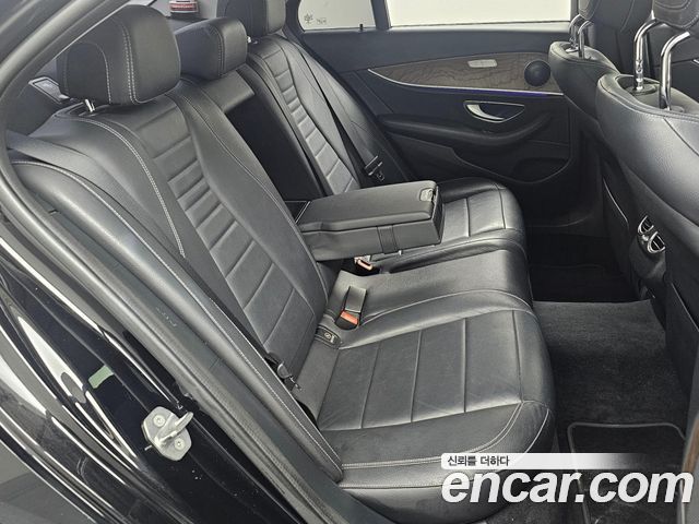 Mercedes-Benz E-Class E300 4MATIC Exclusive Standard