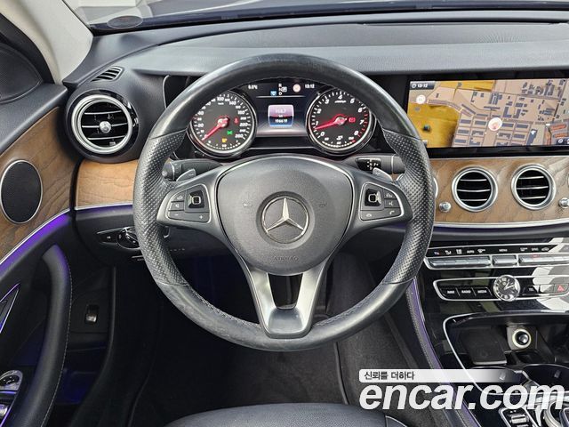 Mercedes-Benz E-Class E300 4MATIC Exclusive Standard