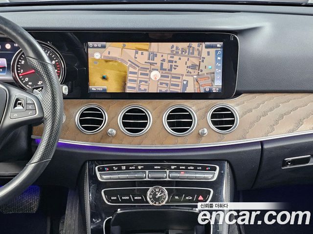 Mercedes-Benz E-Class E300 4MATIC Exclusive Standard