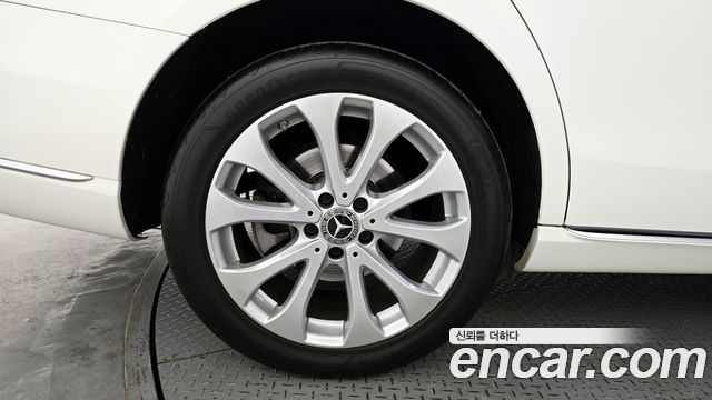 Mercedes-Benz E-Class E300 4MATIC Exclusive