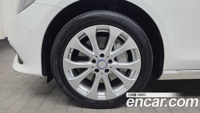 Mercedes-Benz E-Class E300 4MATIC Exclusive