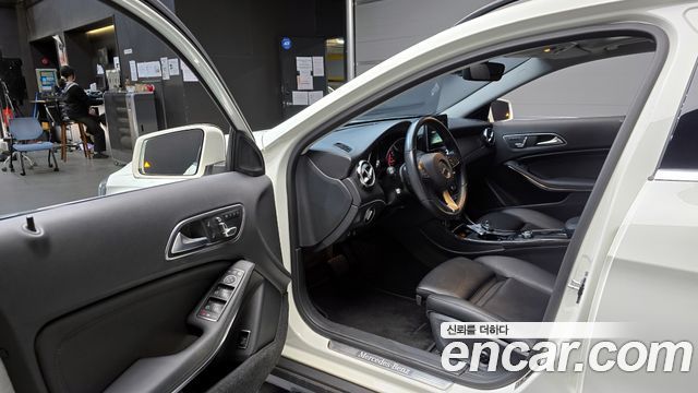 Mercedes-Benz GLA-Class GLA220