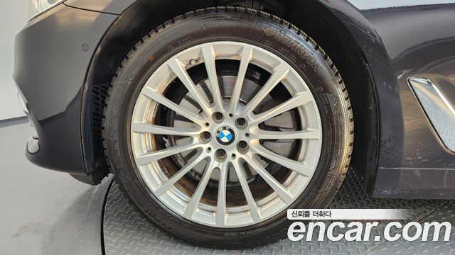 BMW 5-Series 520i Luxury