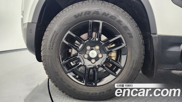 Land Rover Defender 110 D240 S