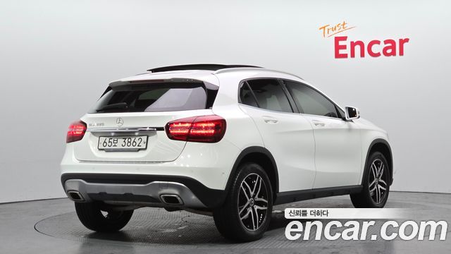 Mercedes-Benz GLA-Class GLA220