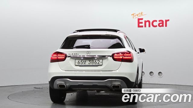 Mercedes-Benz GLA-Class GLA220