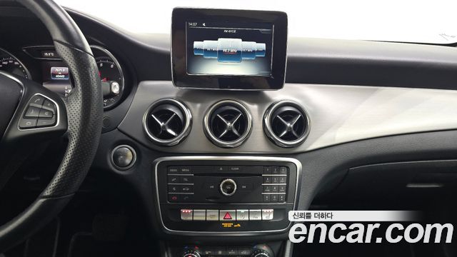 Mercedes-Benz GLA-Class GLA220