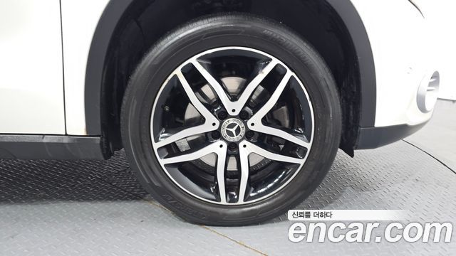 Mercedes-Benz GLA-Class GLA220