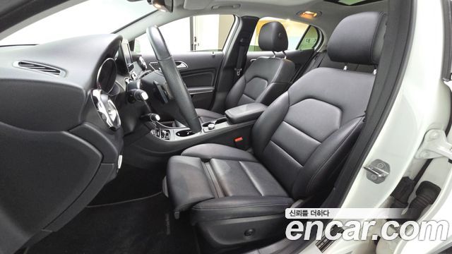 Mercedes-Benz GLA-Class GLA220