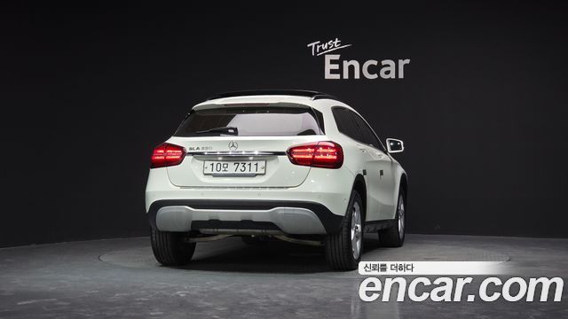 Mercedes-Benz GLA-Class GLA220