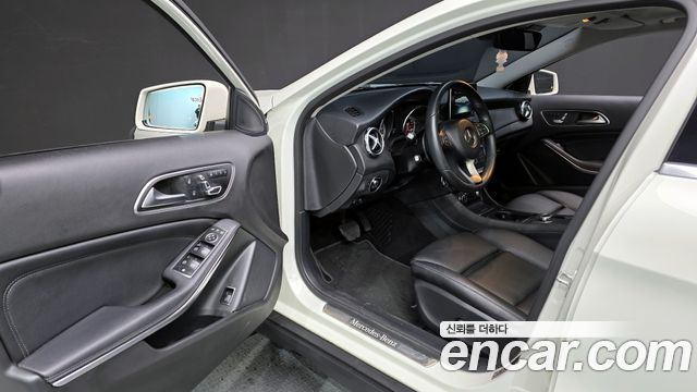 Mercedes-Benz GLA-Class GLA220