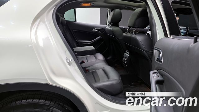 Mercedes-Benz GLA-Class GLA220
