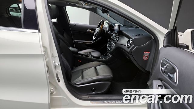 Mercedes-Benz GLA-Class GLA220