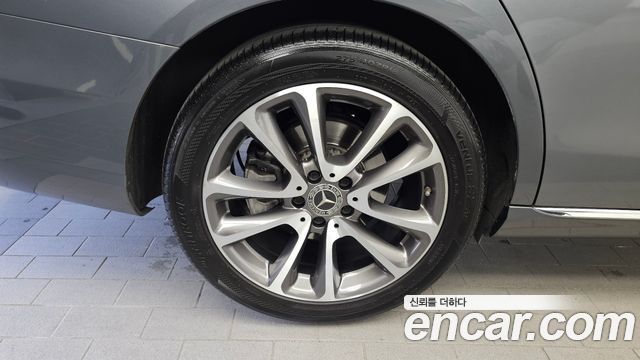 Mercedes-Benz E-Class E300 4MATIC Avnatgarde