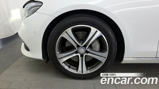 Mercedes-Benz E-Class E300 4MATIC Avnatgarde