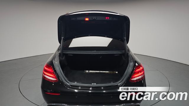 Mercedes-Benz E-Class E300 4MATIC Avnatgarde