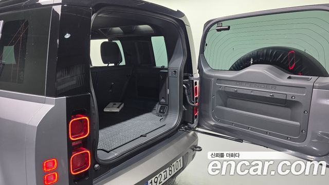 Land Rover Defender 110 P300 X-Dynamic SE