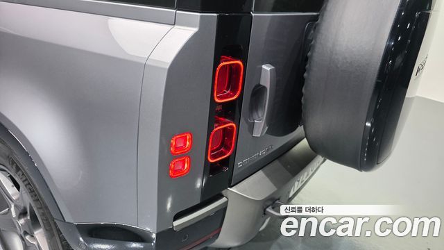 Land Rover Defender 110 P300 X-Dynamic SE