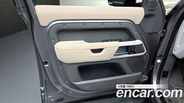 Land Rover Defender 110 P300 X-Dynamic SE