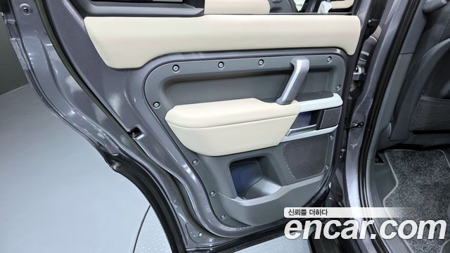 Land Rover Defender 110 P300 X-Dynamic SE