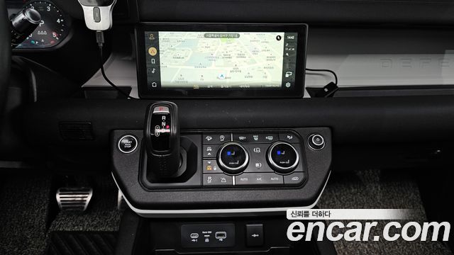 Land Rover Defender 110 D240 SE