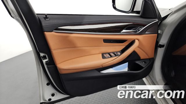 BMW 5-Series 520i Luxury