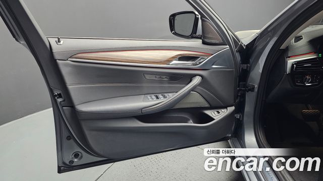 BMW 5-Series 530e Luxury