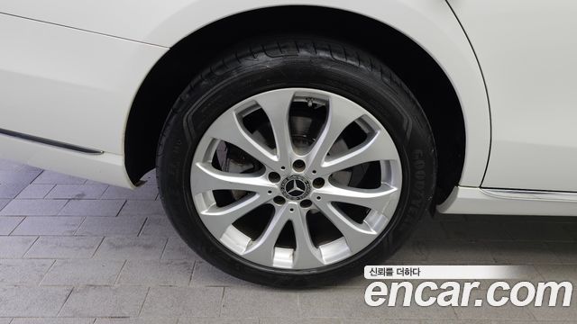 Mercedes-Benz E-Class E300 4MATIC Exclusive