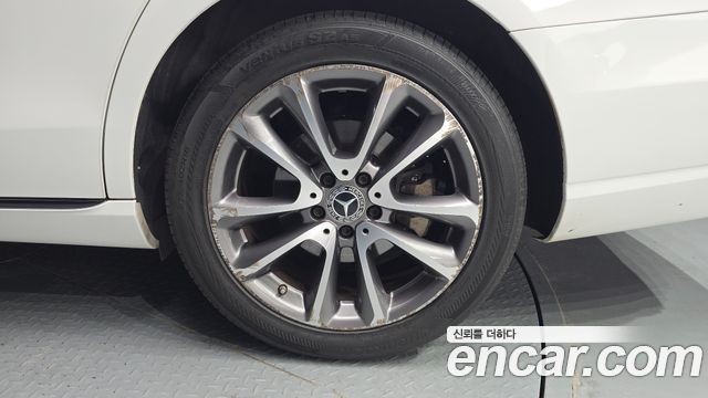 Mercedes-Benz E-Class E300 4MATIC Avnatgarde