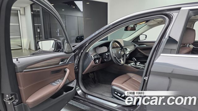 BMW 5-Series 530i xDrive Luxury