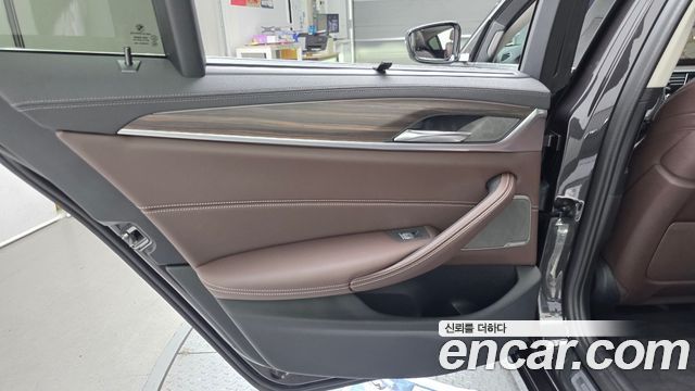 BMW 5-Series 530i xDrive Luxury