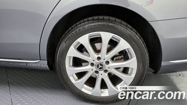 Mercedes-Benz E-Class E300 4MATIC Exclusive