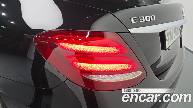Mercedes-Benz E-Class E300 4MATIC Exclusive