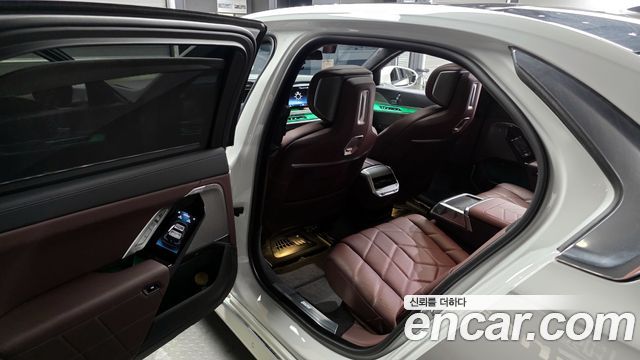 BMW 7-Series 740i sDrive Design Pure Excellence