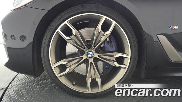 BMW 5-Series M550i xDrive