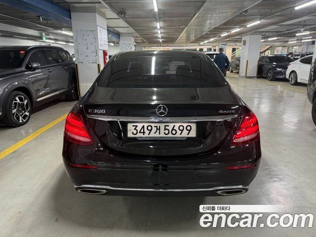 Mercedes-Benz E-Class E300 4MATIC Exclusive
