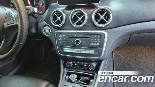Mercedes-Benz GLA-Class GLA220 Premium