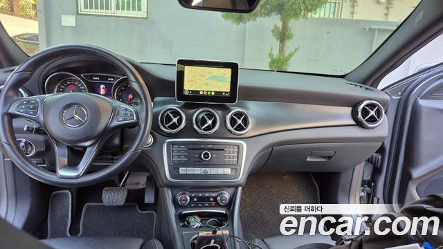 Mercedes-Benz GLA-Class GLA220 Premium