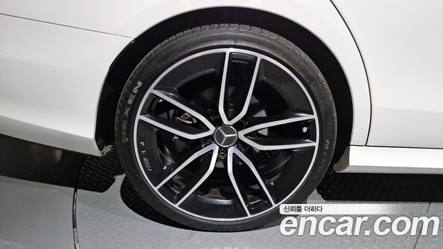 Mercedes-Benz E-Class E300 4MATIC AMG Line